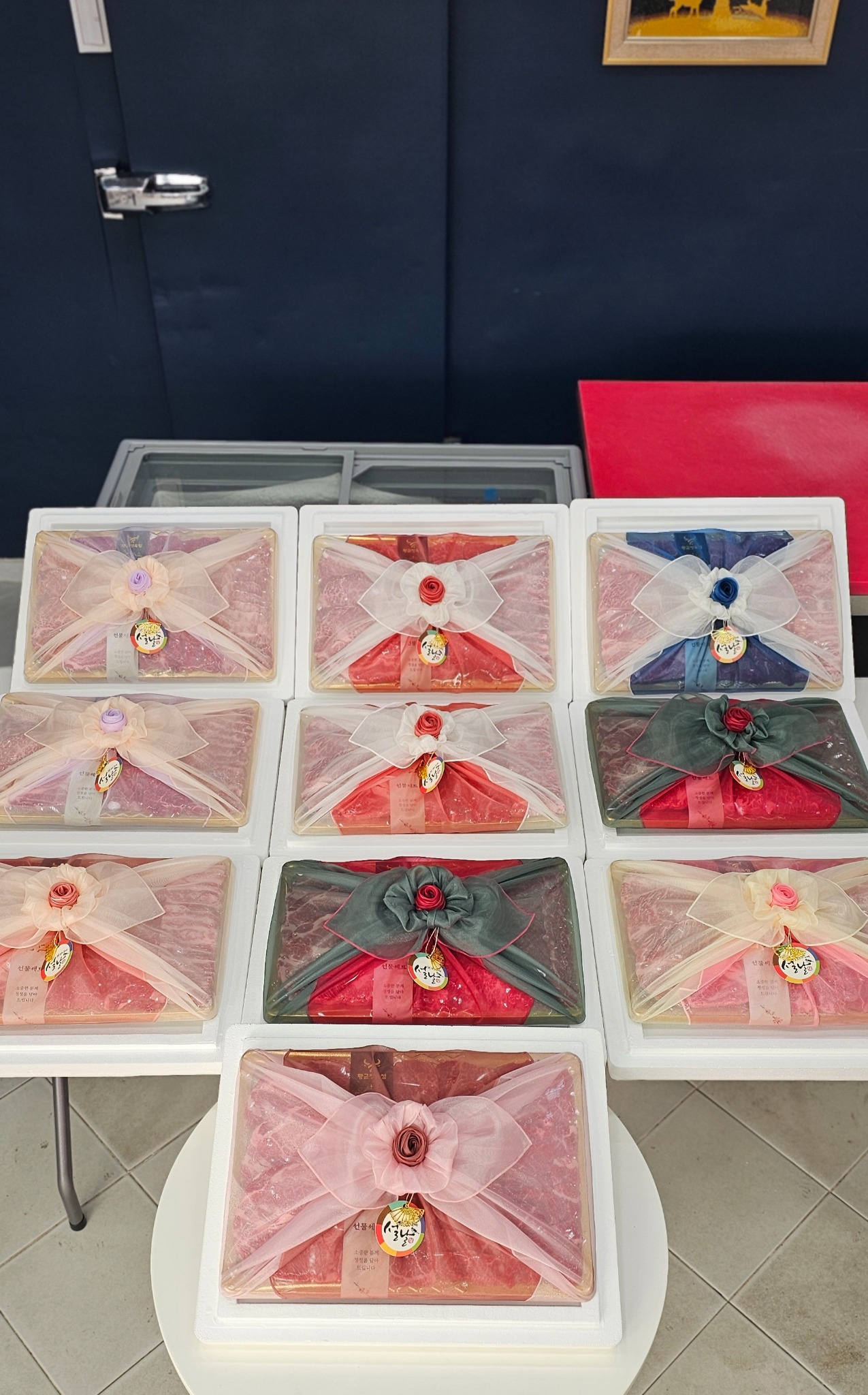 다양한 색상의 보자기 포장으로 진열된 황금 D세트